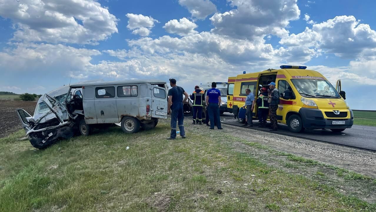 Место ДТП с участием микроавтобуса на трассе в Саратовской области. 22 мая 2024 - РИА Новости, 1920, 22.05.2024