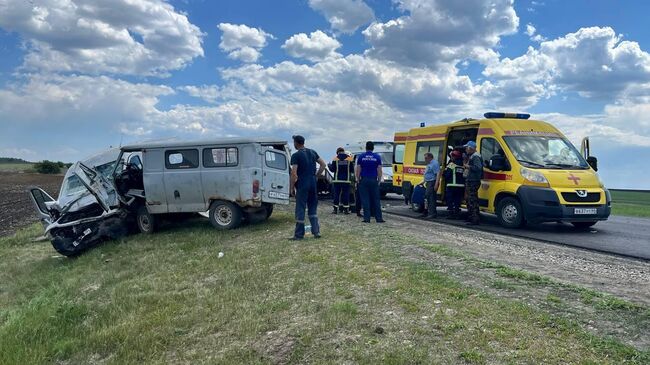 Место ДТП с участием микроавтобуса на трассе в Саратовской области. 22 мая 2024