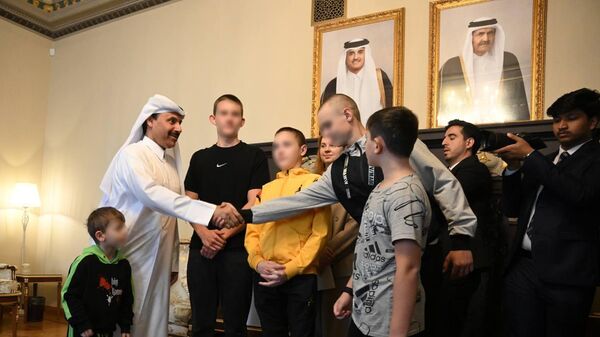 Посол Катара в России Ахмед бен Насер Аль Тани и дети, которые воссоединится со своими родственниками на Украине