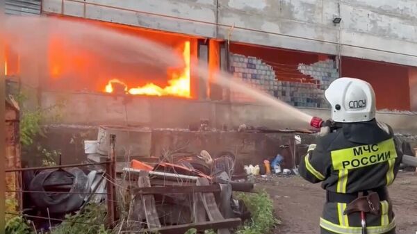 Место пожара на складе с макулатурой в Саранске 