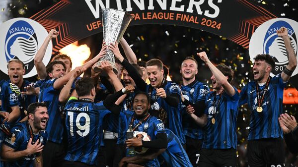 Футболисты Аталанты с трофеем Лиги Европы 
