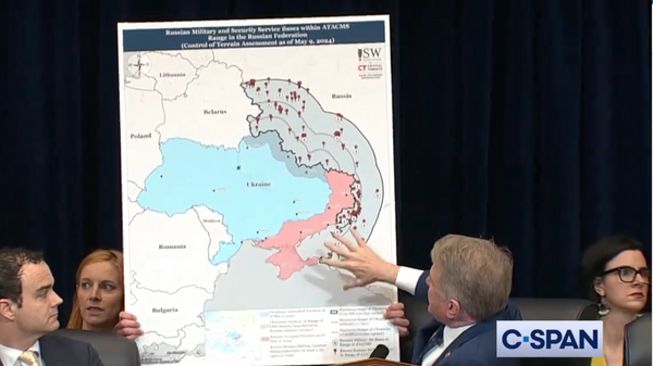 Конгрессмен Маккол показывает карту потенциальной досягаемости американских ракет