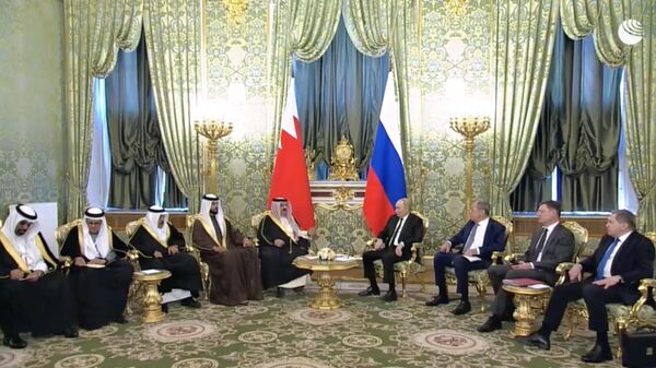 Президент России Владимир Путин и король Бахрейна Хамад бен Иса аль-Халифа во время встречи. Кадр трансляции