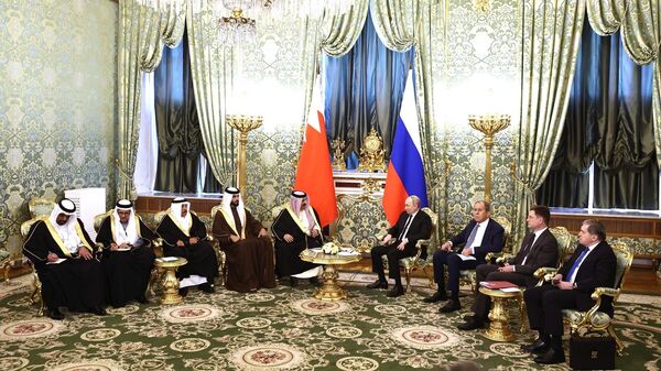 Президент России Владимир Путин и король Бахрейна Хамад бен Иса аль-Халифа во время встречи