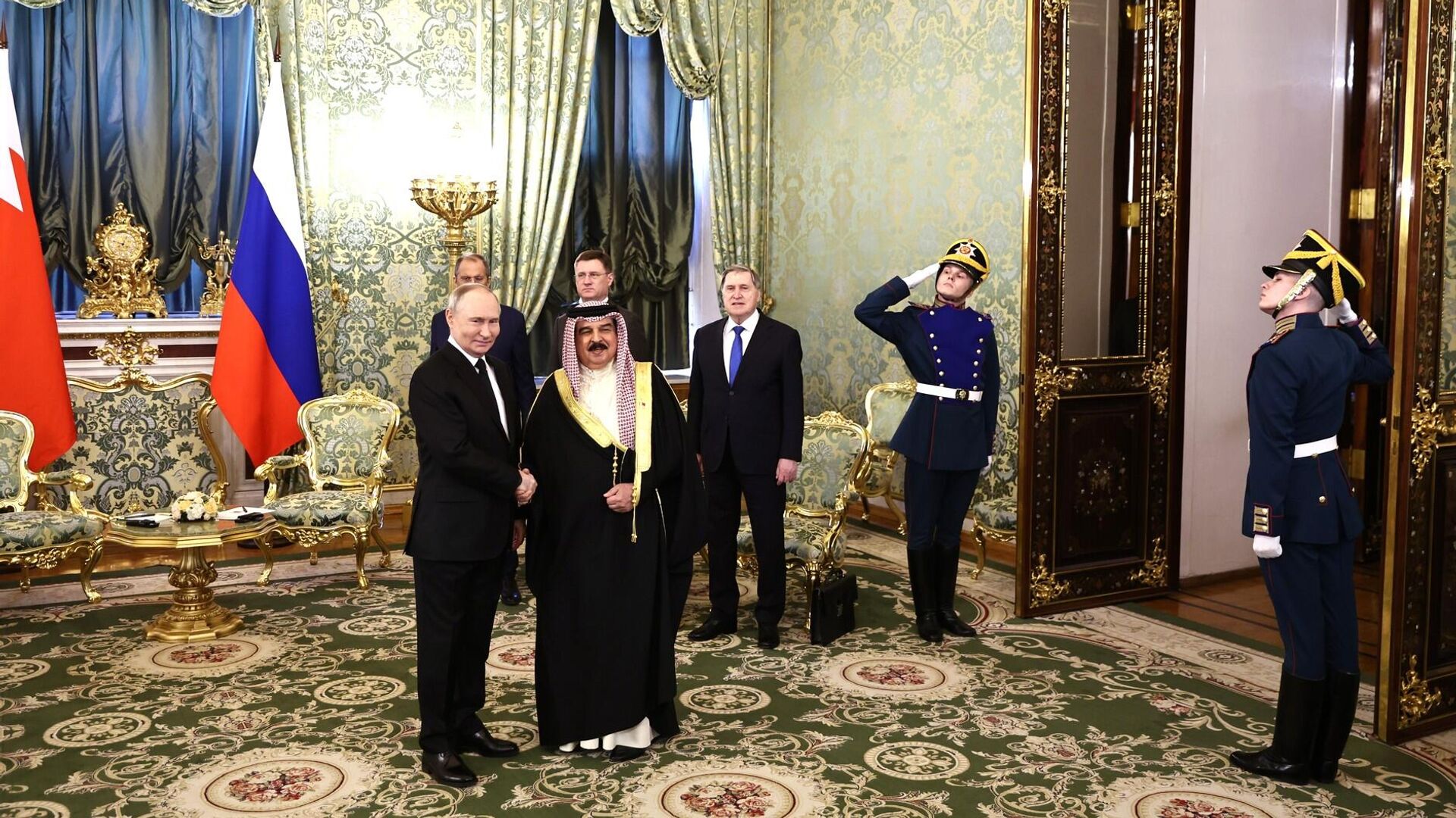 Президент России Владимир Путин и король Бахрейна Хамад бен Иса Аль Халифа во время встречи - РИА Новости, 1920, 23.05.2024