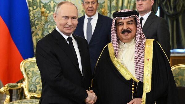 Президент РФ Владимир Путин и король Бахрейна Хамад бен Иса Аль Халифа (справа) во время встречи
