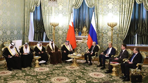 Президент РФ Владимир Путин и король Бахрейна Хамад бен Иса Аль Халифа во время встречи