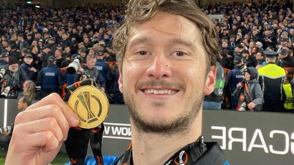 Алексей Миранчук с золотой медалью Лиги Европы УЕФА