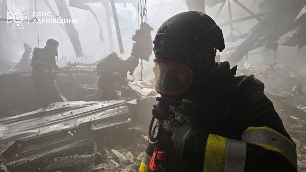 Украинский пожарный на месте взрыва в Харькове. 23 мая 2024