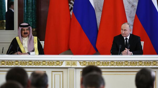 Президент России Владимир Путин и король Бахрейна Хамад бен Иса Аль Халифа на церемонии подписания документов о сотрудничестве между Россией и Бахрейном
