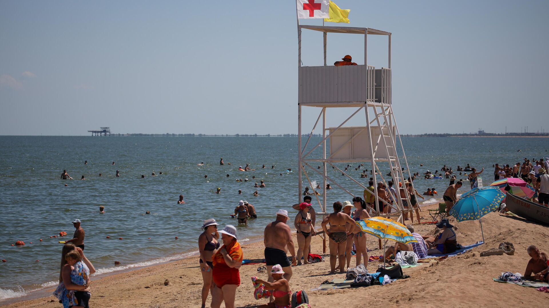 Отдыхающие на пляже в станице Голубицкой в поселке в Краснодарском крае - РИА Новости, 1920, 20.07.2024