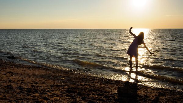 Отдыхающие на берегу Азовского моря