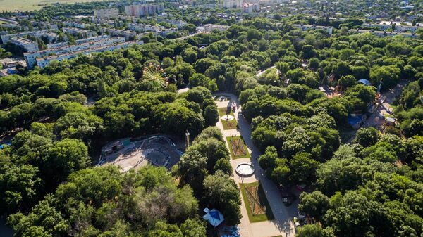 Вид на парк имени Ивана Поддубного курортного города Ейск