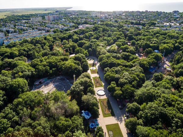 Вид на парк имени Ивана Поддубного курортного города Ейск Вид на парк имени Ивана Поддубного курортного города Ейск