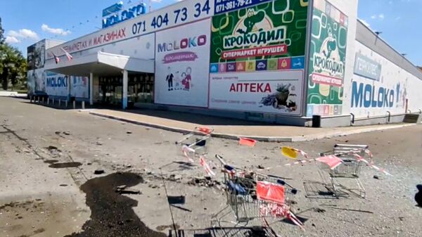 Последствия обстрела территории супермаркета в Горловке