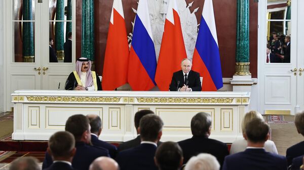 Президент РФ Владимир Путин и король Бахрейна Хамад бен Иса Аль Халифа на церемонии подписания документов о сотрудничестве между Россией и Бахрейном