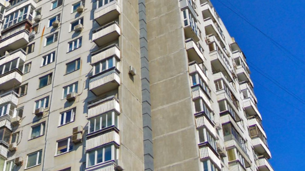 Незаконный вентиляционный короб на фасаде дома в Мещанском районе Москвы