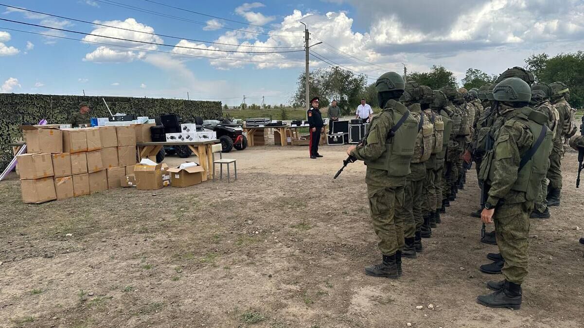 Кубань передала технику для мотострелкового полка в зоне СВО - РИА Новости, 1920, 23.05.2024