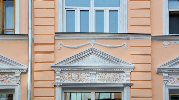 Восстановленный фасад в неоклассическом стиле в центре Москвы