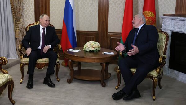 Президент РФ Владимир Путин и президент Белоруссии Александр Лукашенко во время встречи в Минске