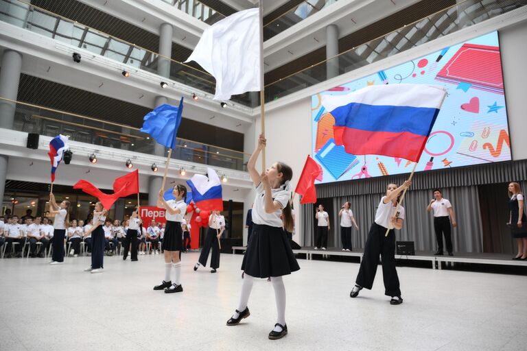 Ученики начальных классов на торжественной линейке, посвященной окончанию учебного года в средней общеобразовательной школе № 220 имени К. Д. Ушинского в Новосибирске