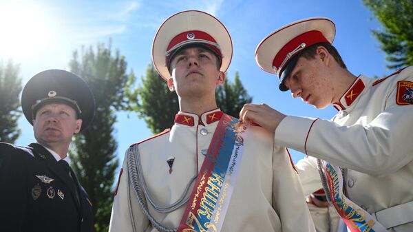 Выпускники Первого Московского кадетского корпуса в Москве на торжественной линейке, посвященной окончанию учебного года