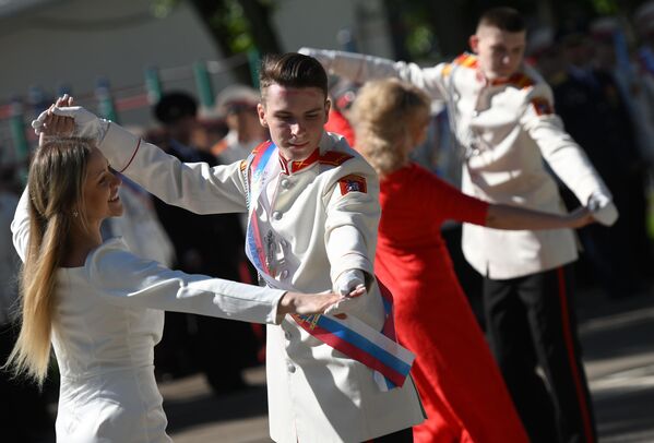 Выпускник Первого Московского кадетского корпуса в Москве на торжественном мероприятии, посвященном окончанию учебного года