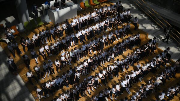 Ученики начальных классов перед началом торжественной линейки, посвященной окончанию учебного года в средней общеобразовательной школе № 220 имени К. Д. Ушинского в Новосибирске