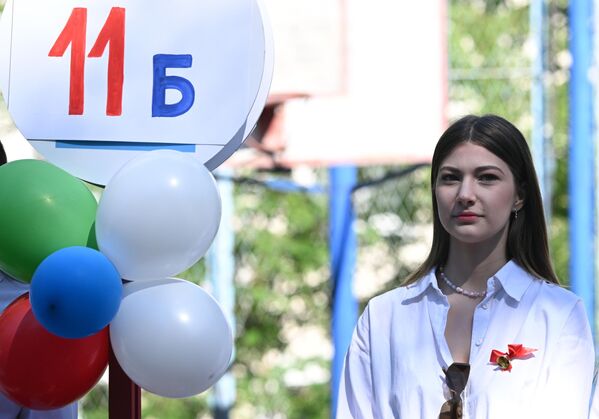 Выпускница школы № 18 в Казани на торжественной линейке, посвященной окончанию учебного года