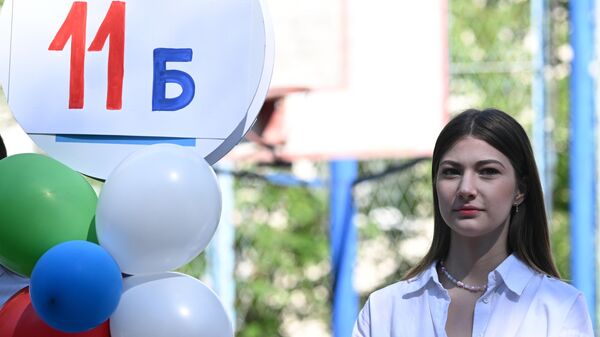 Выпускница школы № 18 в Казани на торжественной линейке, посвященной окончанию учебного года