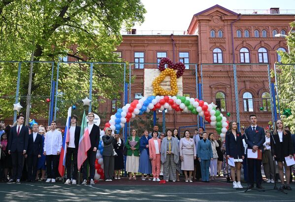Выпускники школы № 18 в Казани на торжественной линейке, посвященной окончанию учебного года