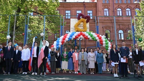 Выпускники школы № 18 в Казани на торжественной линейке, посвященной окончанию учебного года