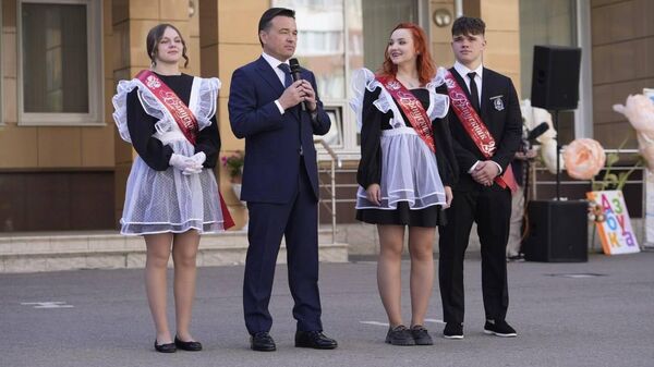 Губернатор Московской области Андрей Воробьев посетит последний звонок в школе Реутова, на открытии которой он был 11 лет назад