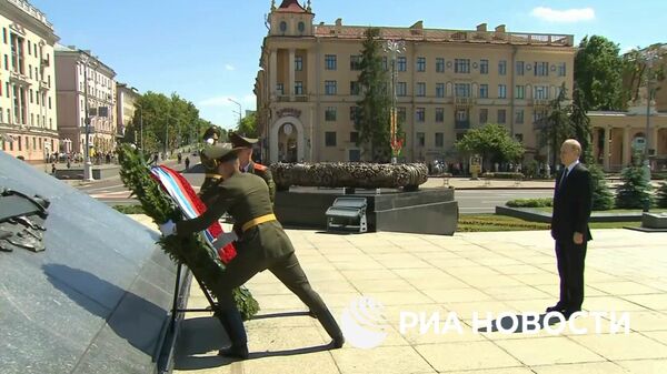 Путин в Минске возложил венок к монументу Победы