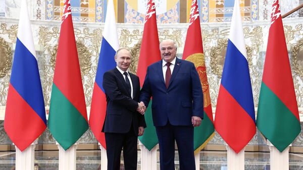 Президент РФ Владимир Путин и президент Белоруссии Александр Лукашенко на церемонии официальной встречи в Минске