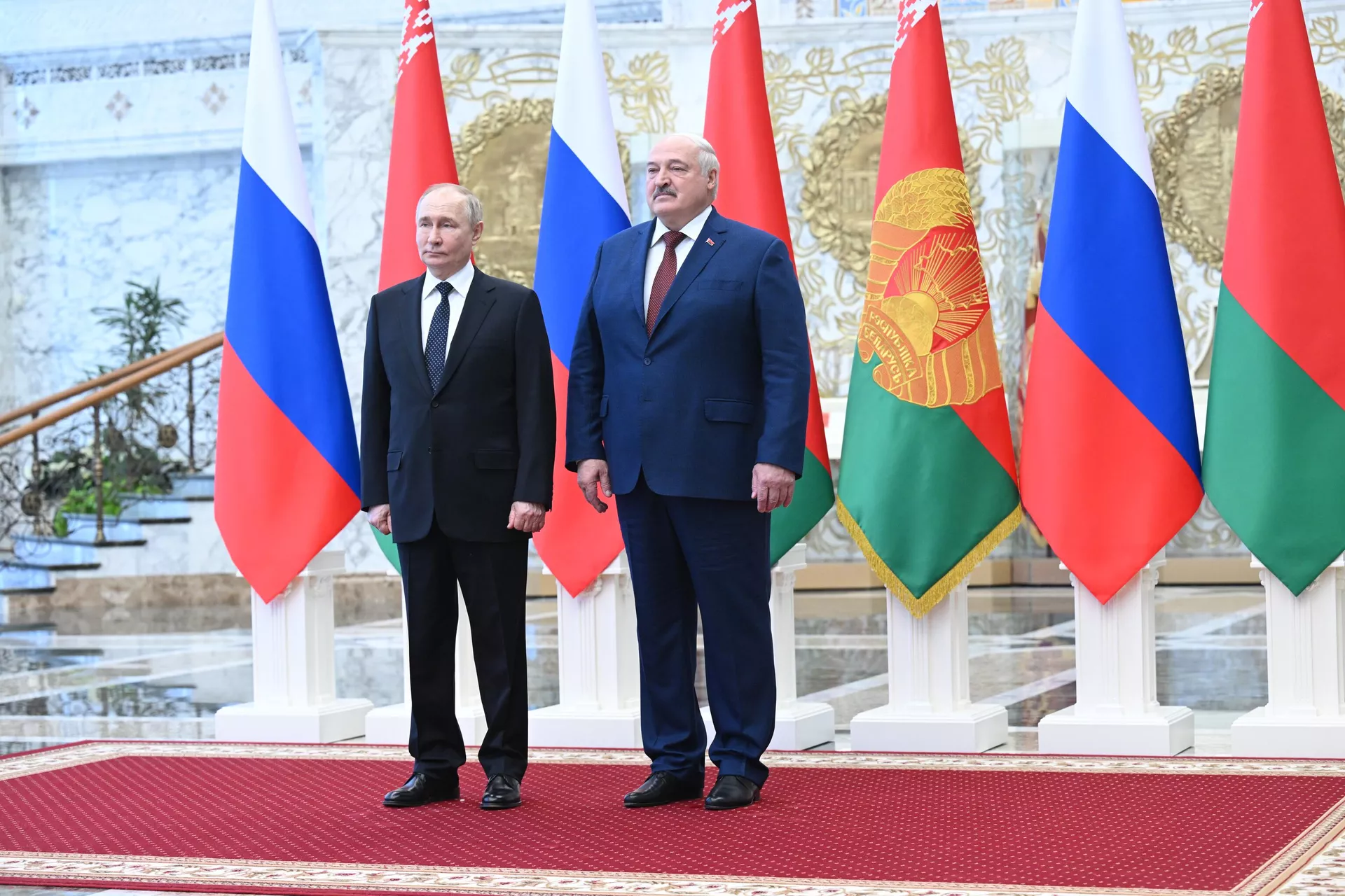 Президент РФ Владимир Путин и президент Белоруссии Александр Лукашенко на церемонии официальной встречи в Минске Президент РФ Владимир Путин и президент Белоруссии Александр Лукашенко на церемонии официальной встречи в Минске - РИА Новости, 1920, 24.05.2024