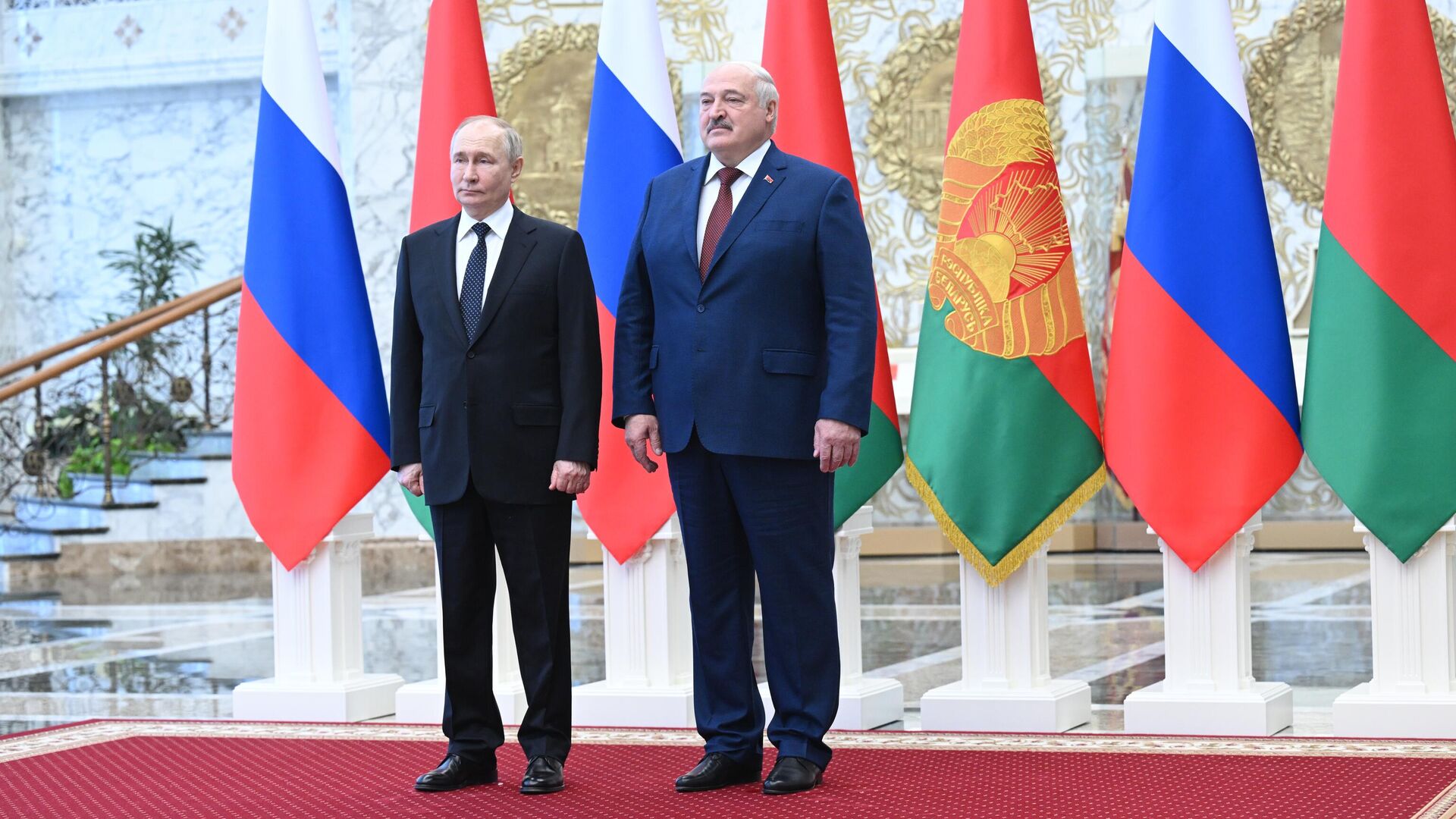 Президент РФ Владимир Путин и президент Белоруссии Александр Лукашенко на церемонии официальной встречи в Минске, 24 мая 2024 года - РИА Новости, 1920, 24.05.2024