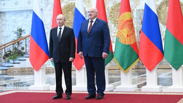 Президент РФ Владимир Путин и президент Белоруссии Александр Лукашенко на церемонии официальной встречи в Минске, 24 мая 2024 года