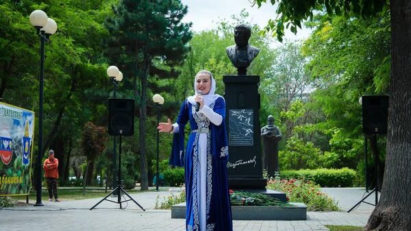 Памятник поэту Расулу Гамзатову открыли в Астрахани