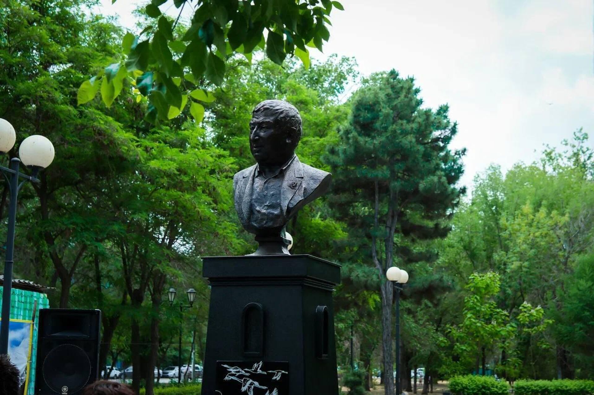 Памятник поэту Расулу Гамзатову в Астрахани - РИА Новости, 1920, 24.05.2024
