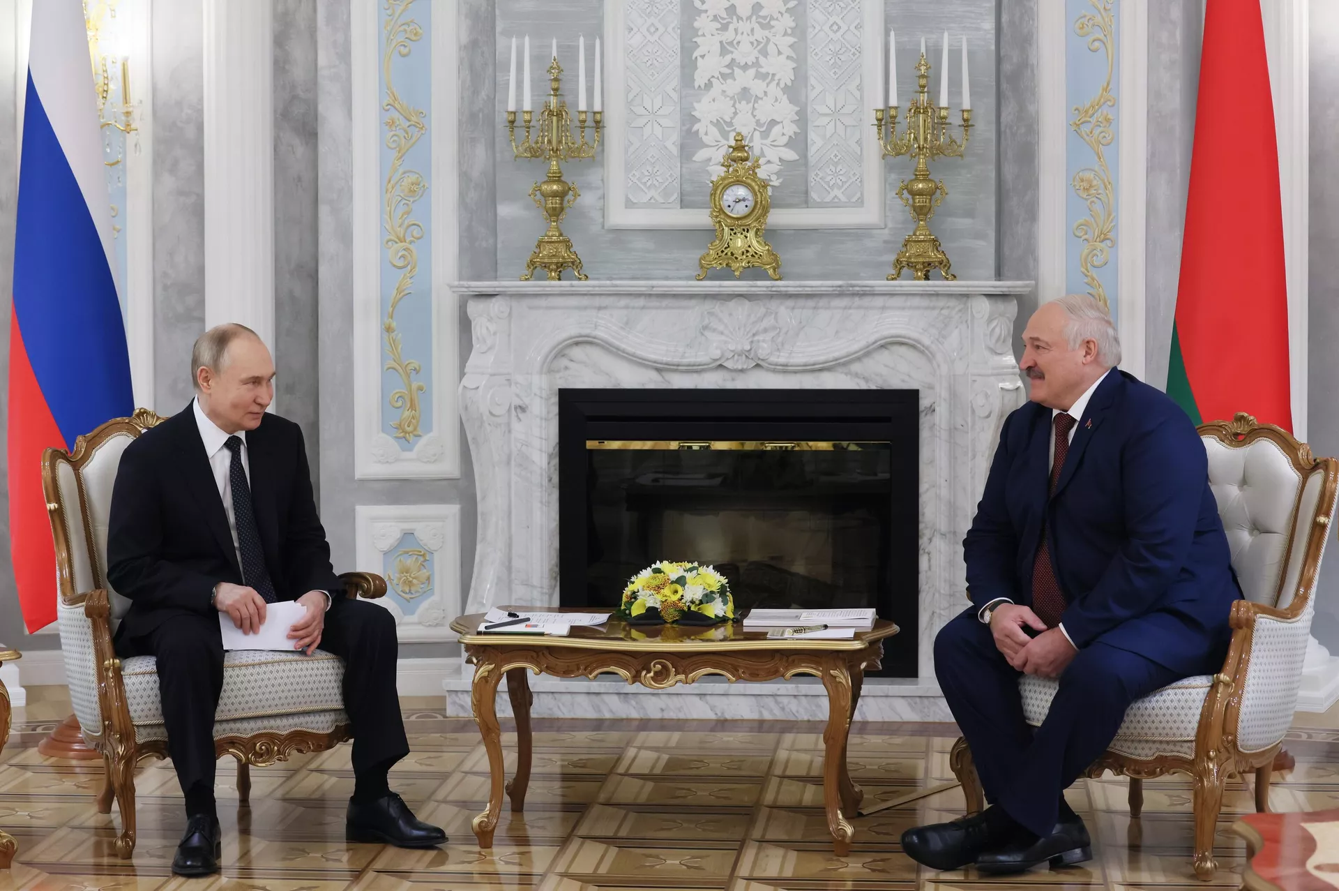 Президент РФ Владимир Путин и президент Белоруссии Александр Лукашенко во время переговоров в Минске Президент РФ Владимир Путин и президент Белоруссии Александр Лукашенко во время переговоров в Минске - РИА Новости, 1920, 24.05.2024