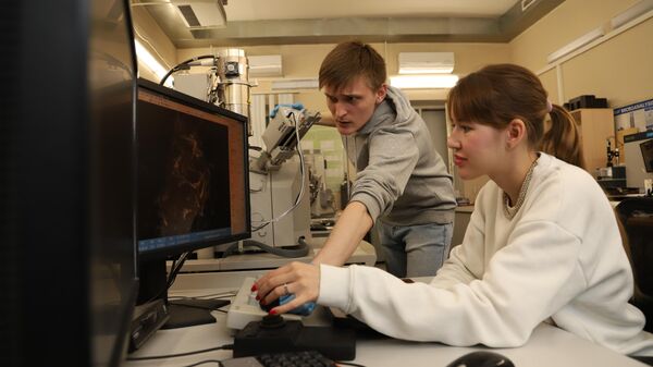 Аспиранты лаборатории объемных наноструктурных материалов исследуют структуру порошка на сканирующем электронном микроскопе