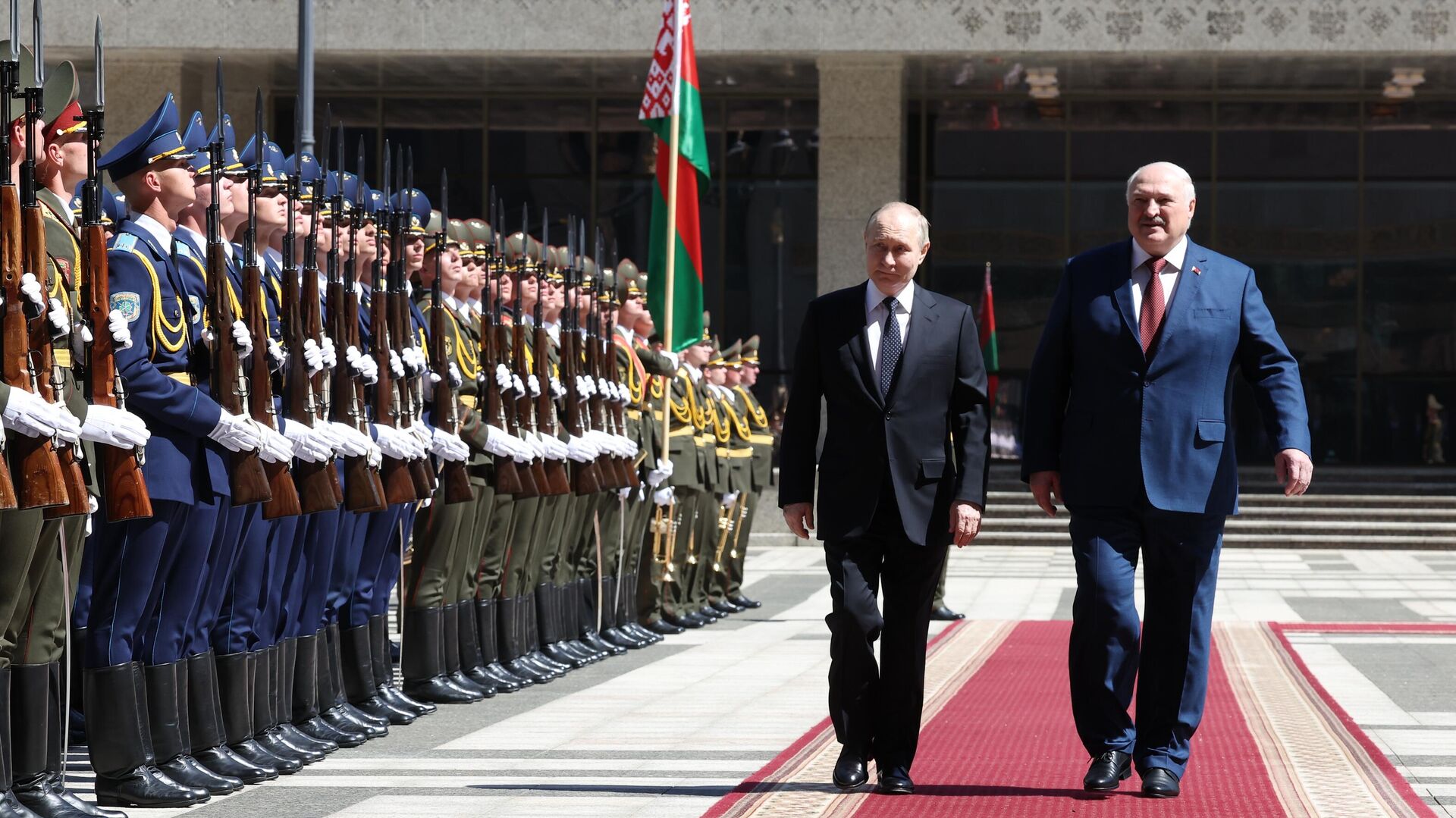 Президент РФ Владимир Путин и президент Белоруссии Александр Лукашенко на церемонии официальной встречи в Минске - РИА Новости, 1920, 25.05.2024