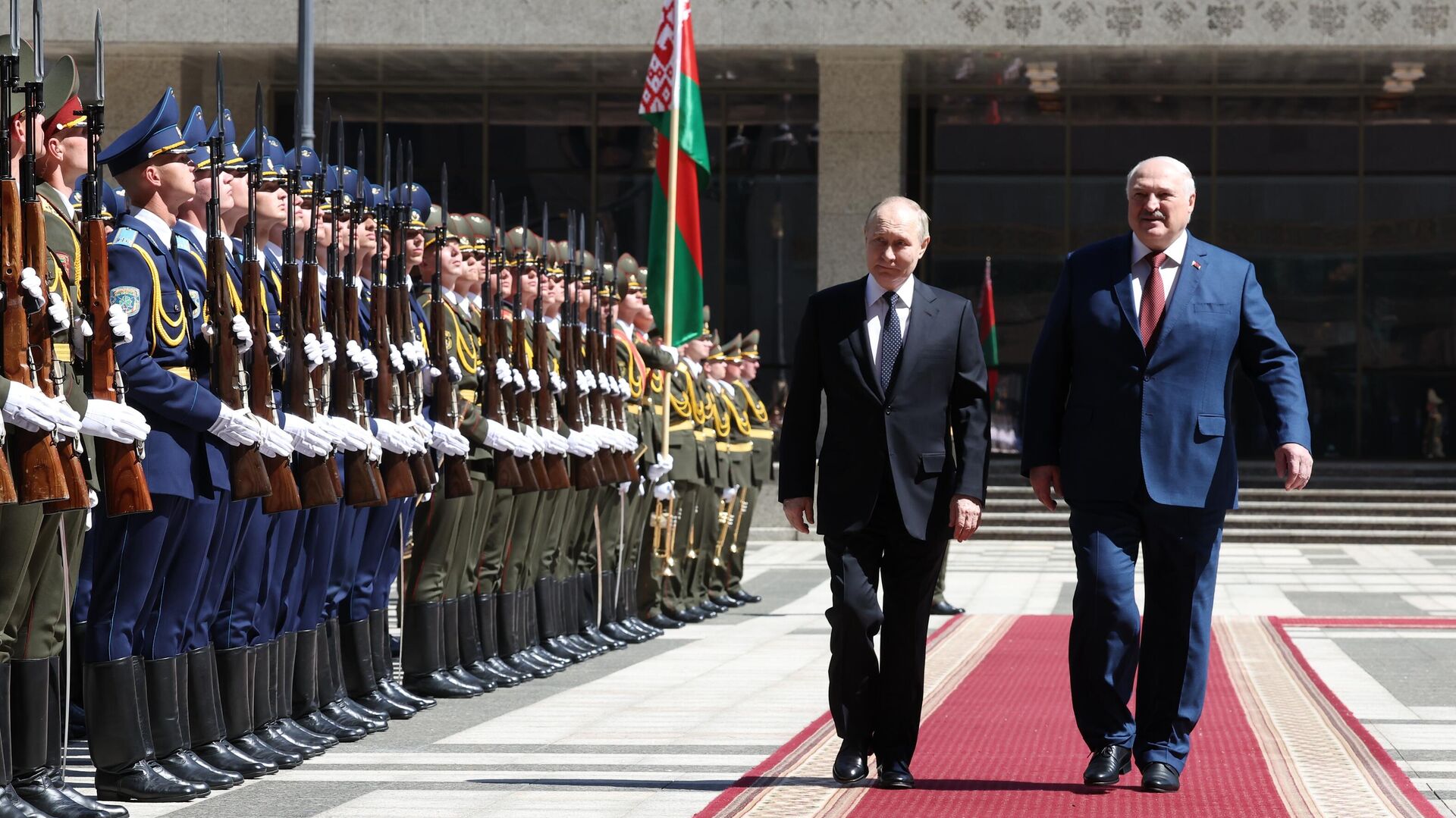 Президент РФ Владимир Путин и президент Белоруссии Александр Лукашенко на церемонии официальной встречи в Минске - РИА Новости, 1920, 24.05.2024