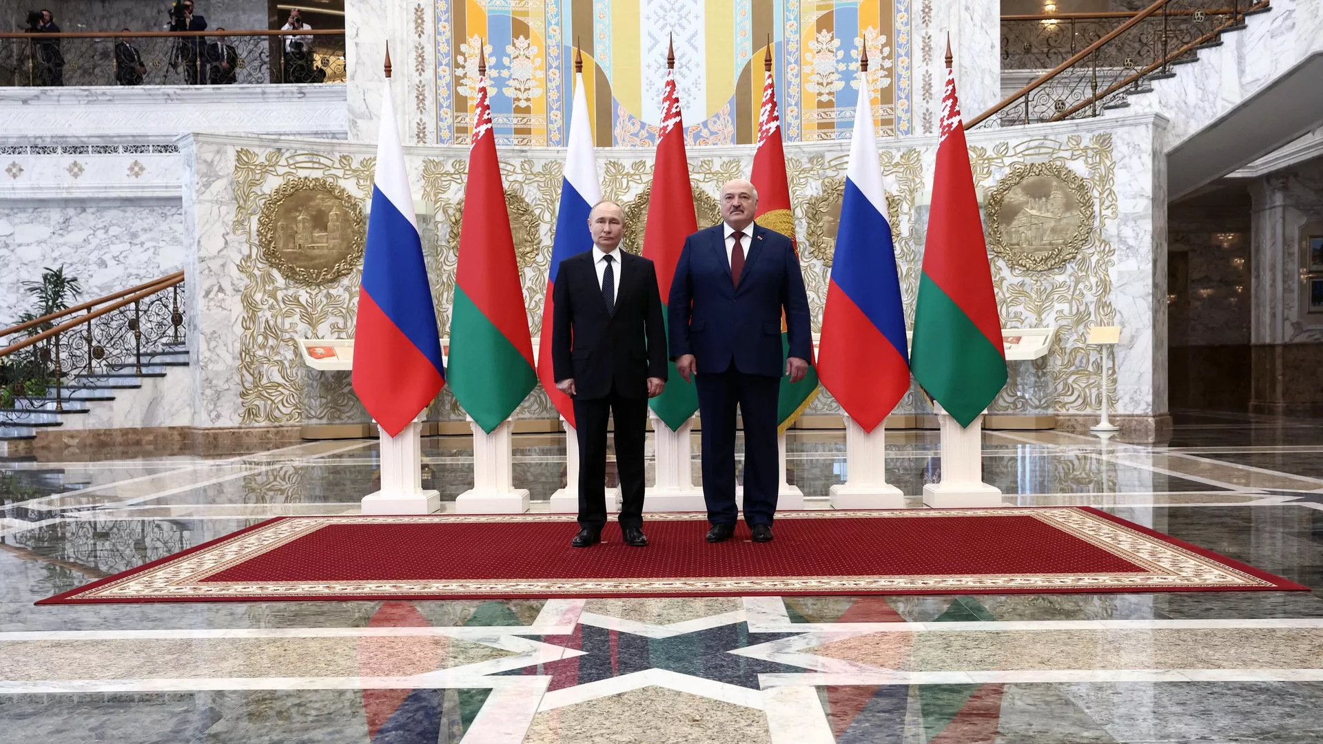 Президент РФ Владимир Путин и президент Белоруссии Александр Лукашенко на церемонии официальной встречи в Минске Президент РФ Владимир Путин и президент Белоруссии Александр Лукашенко на церемонии официальной встречи в Минске - РИА Новости, 1920, 24.05.2024