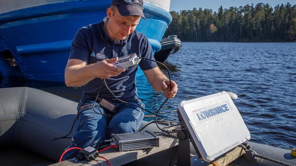 Инженер компании Морская Геодезия подготавливает морской буксируемый магнитометр и гидролокатор бокового обзора для исследования монастырской бухты
