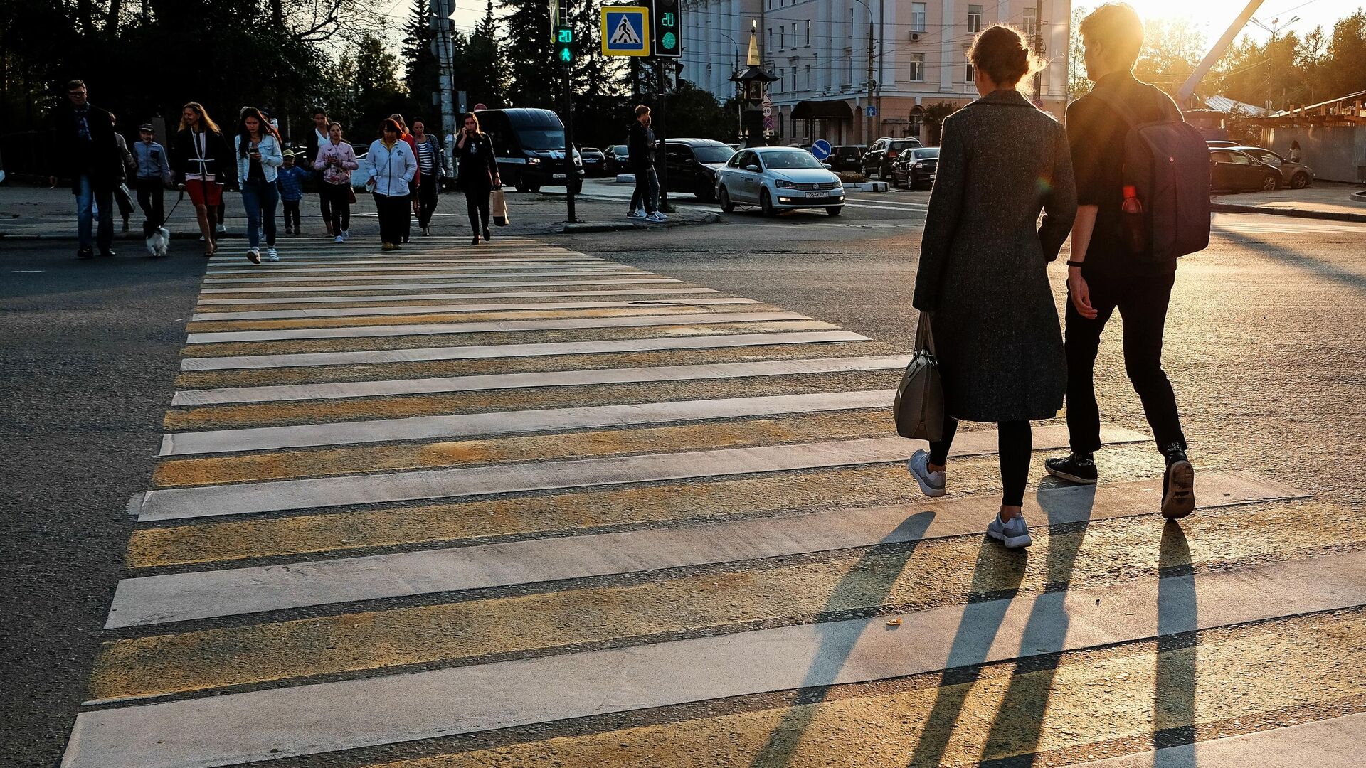 Прохожие переходят дорогу на закате в Архангельске - РИА Новости, 1920, 27.05.2024