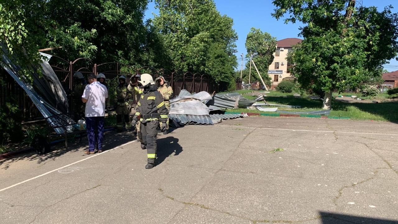 В Краснодаре более десяти детей пострадали в школе, где ветер сорвал крышу  - РИА Новости, 25.05.2024