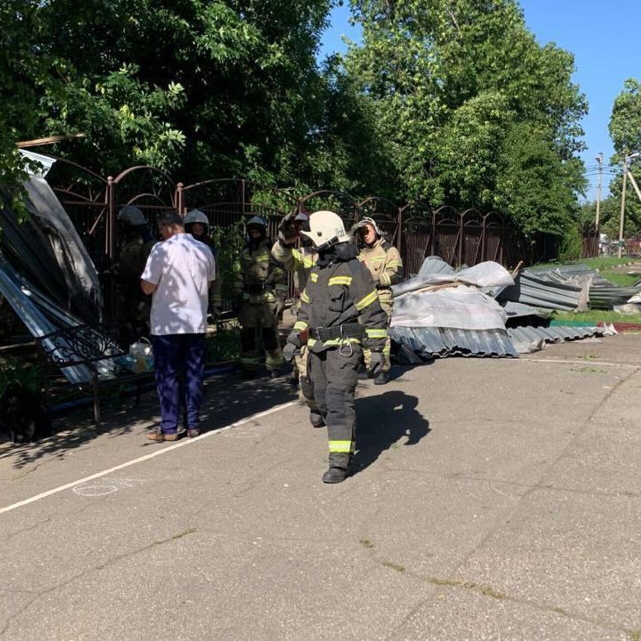 В Краснодаре более десяти детей пострадали в школе, где ветер сорвал крышу  - РИА Новости, 25.05.2024