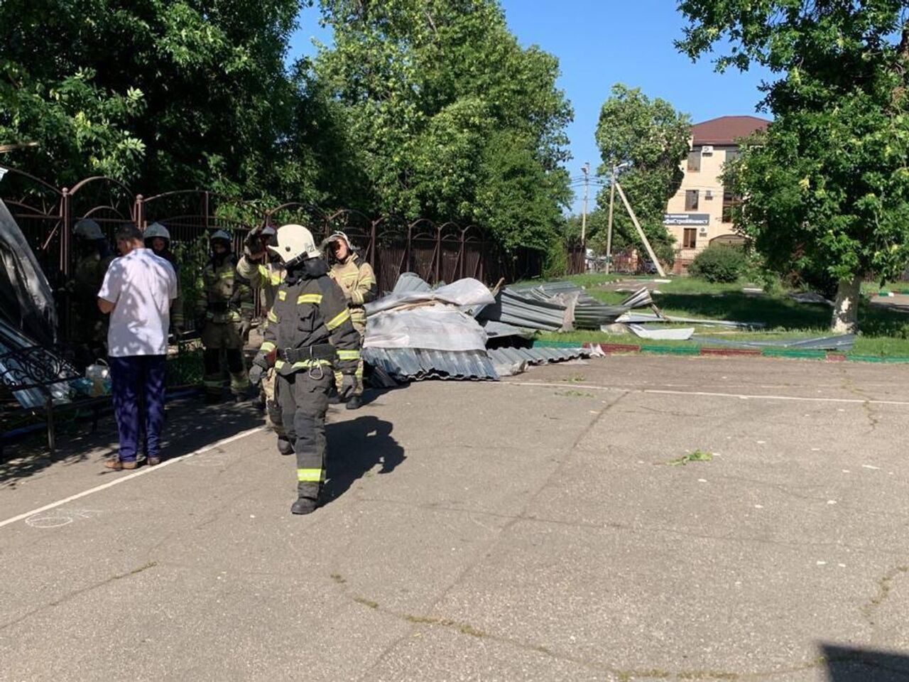 В Краснодаре более десяти детей пострадали в школе, где ветер сорвал крышу  - РИА Новости, 25.05.2024